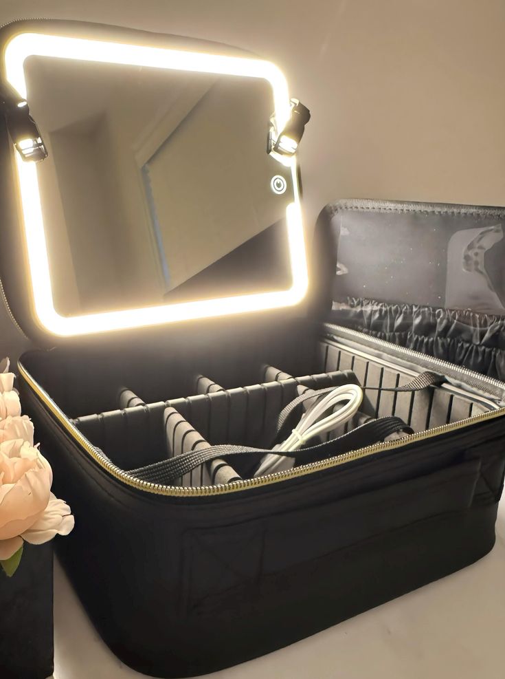 Kofer za šminku sa LED ogledalom i 3 para magnetnih trepavica